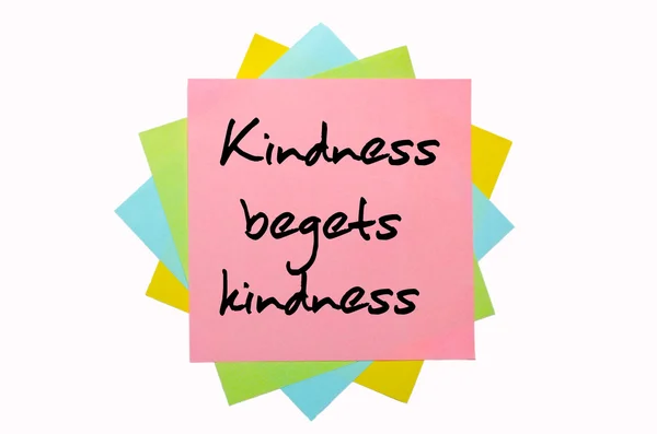 Spreekwoord "vriendelijkheid verwekt vriendelijkheid" geschreven op bos van kleverige — Stockfoto