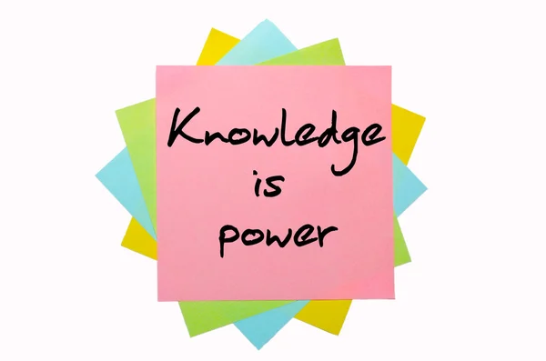 Proverbio "El conocimiento es poder" escrito en un montón de notas adhesivas —  Fotos de Stock