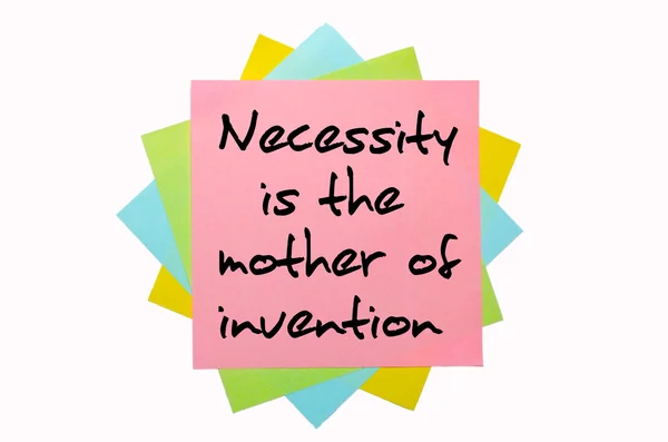 Provérbio "Necessidade é a mãe da invenção" escrito no bunc — Fotografia de Stock
