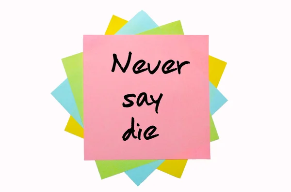 Przysłowie "nigdy nie mów umrzeć" napisane na kilka notatek programu sticky notes — Zdjęcie stockowe