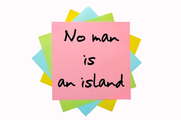 Παροιμία «κανένας άνθρωπος δεν είναι νησί» γραμμένο σε δέσμη των αυτοκόλλητων σημειώσεων — Φωτογραφία Αρχείου