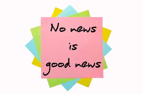 Proverbe "Aucune nouvelle n'est une bonne nouvelle" écrit sur un tas de notes collantes — Photo