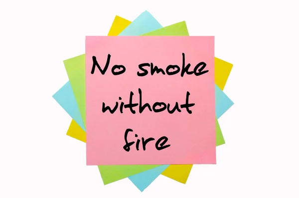Ordspråket "ingen rök utan eld" skrivet på massa klibbiga inte — Stockfoto