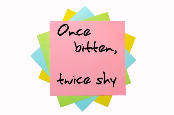 Пословица "Однажды укушенный, дважды застенчивый" написана на куче липкого "нет" — стоковое фото