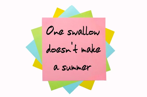 Пословица "Одна ласточка не делает лето" написана на булочке — стоковое фото