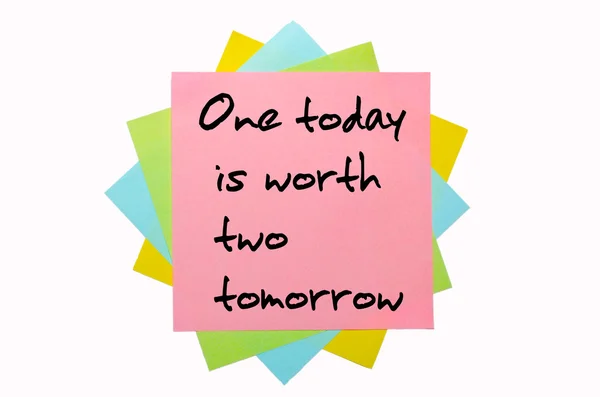 Spreekwoord "een vandaag is waard twee morgen" geschreven op bos van — Stockfoto