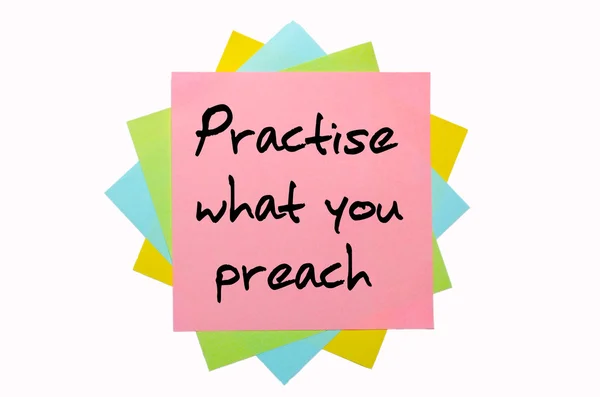 Proverb "Practica ceea ce predici" scris pe o grămadă de lipicios — Fotografie, imagine de stoc