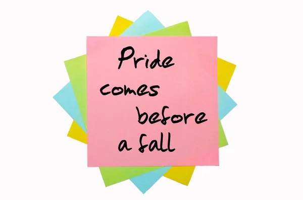 Proverbio "El orgullo viene antes de una caída" escrito en un montón de pegajosos — Foto de Stock