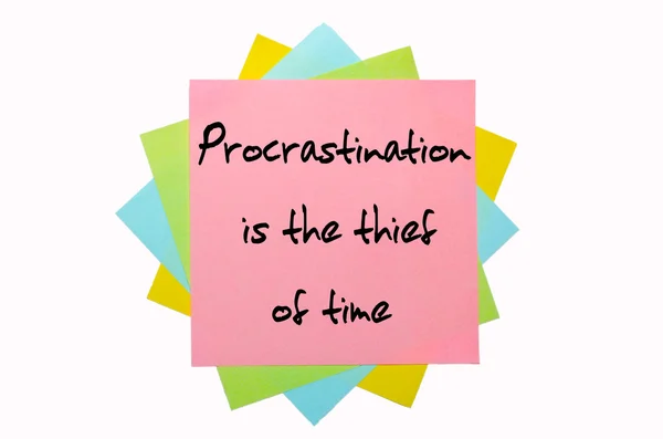 Proverbe "Procrastination is the thief of time" écrit sur bunc — Photo