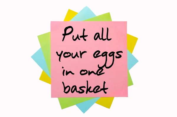 谚语"把所有的鸡蛋放在一个篮子里"写在堆上 — 图库照片