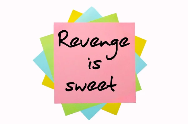 Provérbio "A vingança é doce" escrito em um monte de notas pegajosas — Fotografia de Stock