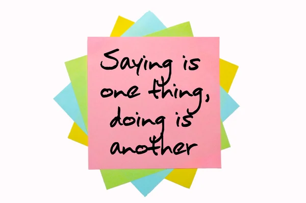 Spreekwoord "zeggen is één ding, doen is een ander" geschreven op broodje — Stockfoto
