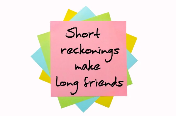 Spreekwoord "korte reckonings lange vrienden maken" geschreven op bos — Stok fotoğraf