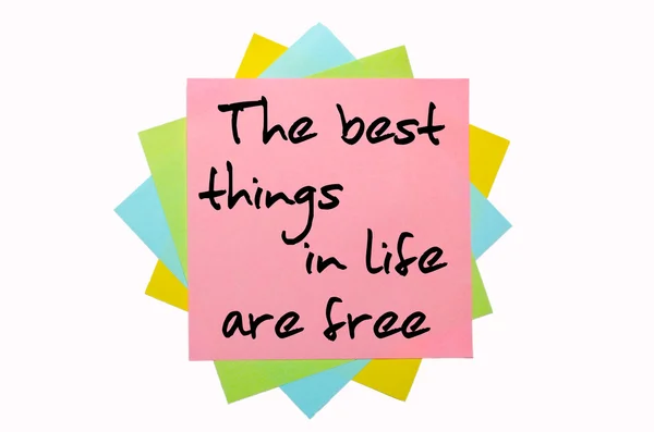 Spreekwoord "de beste dingen in het leven zijn gratis" geschreven op bos van — Stockfoto
