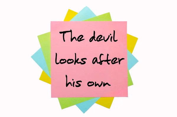Прислів'я " Диявол доглядає за своїм " написане на купі ст — стокове фото