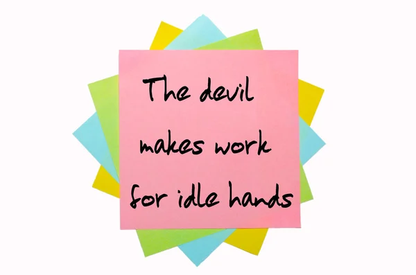 Ordspråket "djävulen gör arbeta för inaktiv händer" skrivet på gäng — Stockfoto