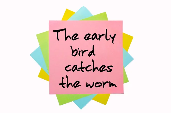Spreekwoord "de vroege vogel vangt de worm" geschreven op bos van — Stockfoto
