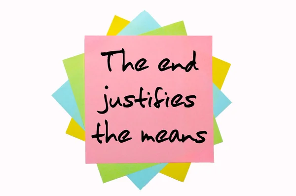 Provérbio "O fim justifica os meios" escrito em monte de stic — Fotografia de Stock