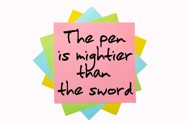 谚语"这支钢笔是强于剑"写在堆上 — 图库照片
