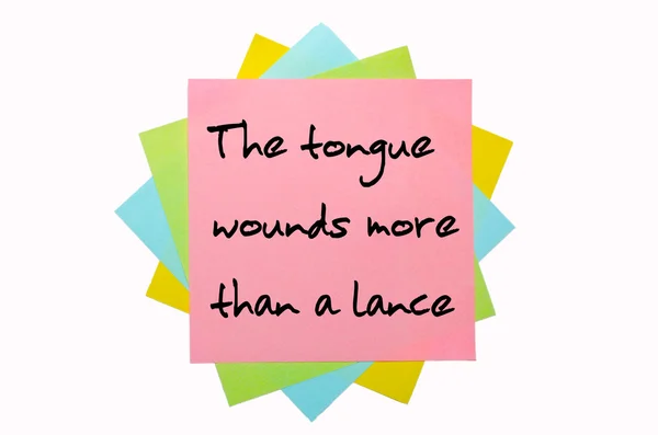 谚语"舌头伤口更多比一支长矛"写在堆上 — 图库照片
