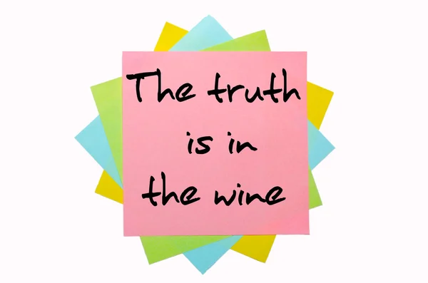 Spreekwoord "de waarheid is in de wijn" geschreven op bos van kleverige — Stockfoto