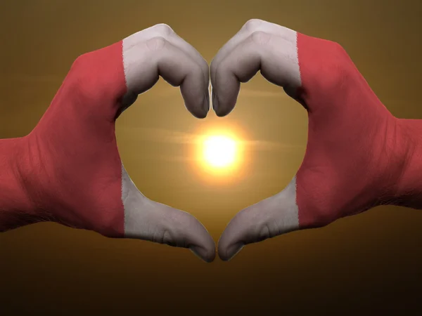 Corazón y gesto de amor por las manos coloreadas en bandera de perú durante beau — Foto de Stock