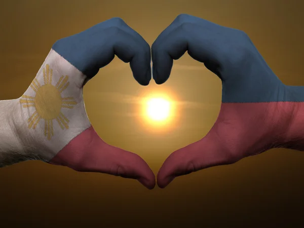 Hjärta och kärlek gest av händer färgade i phillipines flagga under — Stockfoto
