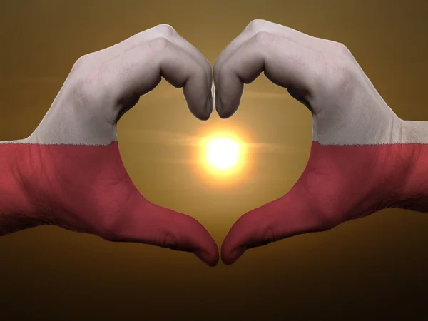 Είναι η καρδιά και η αγάπη χειρονομία από χέρια χρωματισμένη με σημαία της Πολωνίας κατά τη διάρκεια — Φωτογραφία Αρχείου