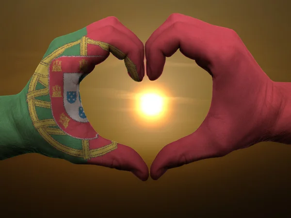 Corazón y el amor gesto por las manos de color en la bandera portugal durante —  Fotos de Stock