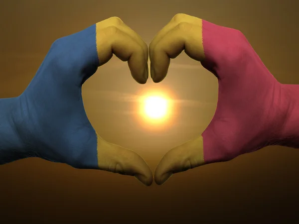 Corazón y gesto de amor con las manos coloreadas en bandera romania durante b — Foto de Stock