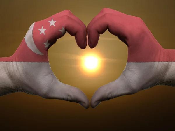 Singapur bayrağı sırasında kalp ve sevgi jest ellerinizle renkli — Stok fotoğraf