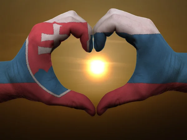 Corazón y el gesto de amor por las manos de color en la bandera de Eslovaquia durante —  Fotos de Stock