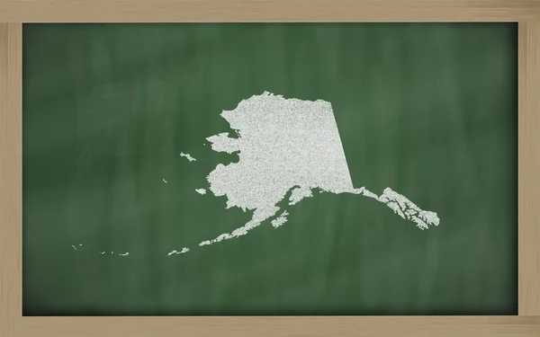 Mapa do contorno do Alasca em quadro-negro — Fotografia de Stock