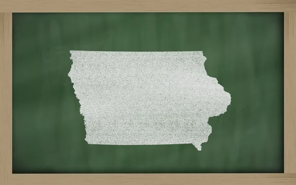 黑板上的爱荷华州大纲地图 — 图库照片