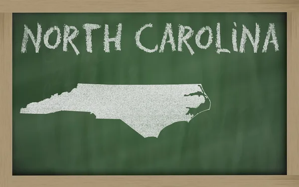 黑板上的北卡罗莱纳州的大纲地图 — 图库照片