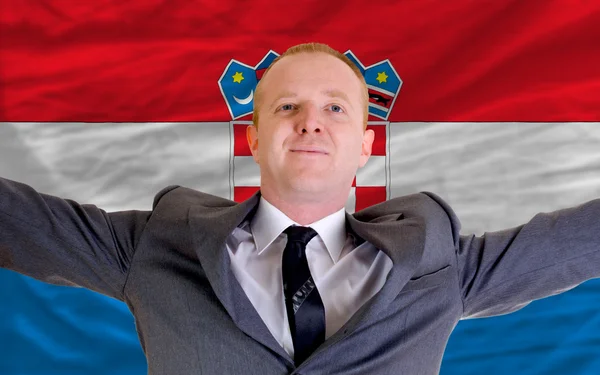 Homme d'affaires heureux en raison de l'investissement rentable dans la croatie st — Photo