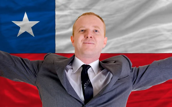 Feliz hombre de negocios debido a la inversión rentable en Chile — Foto de Stock