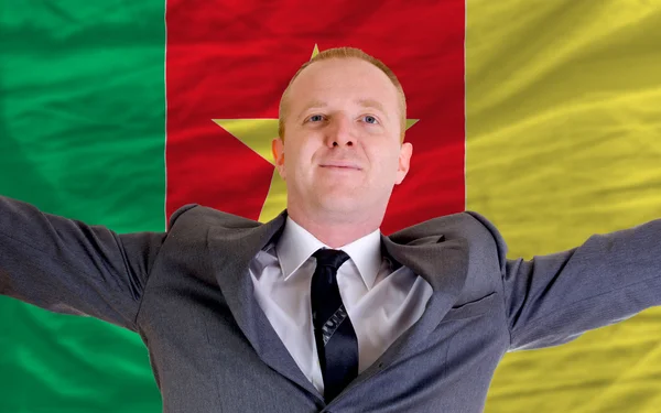 Glad affärsman på grund av lönsam investering i Kamerun s — Stockfoto