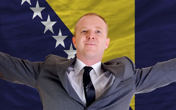 Feliz hombre de negocios debido a la inversión rentable en bosnia su —  Fotos de Stock