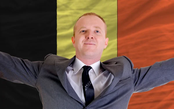 Glücklicher Geschäftsmann wegen profitabler Investitionen in Belgien — Stockfoto