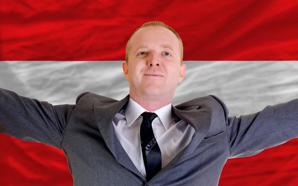 Feliz hombre de negocios debido a la inversión rentable en Austria — Foto de Stock