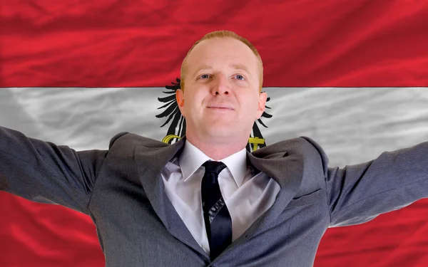 Feliz hombre de negocios debido a la inversión rentable en Austria — Foto de Stock