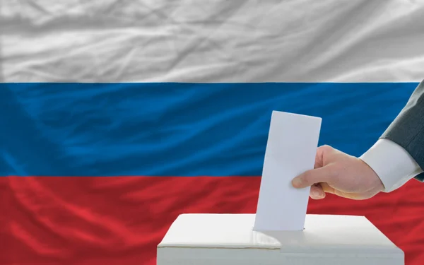 Мужское голосование на выборах в России — стоковое фото