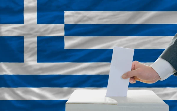 Mann stimmt über Wahlen in Griechenland ab — Stockfoto