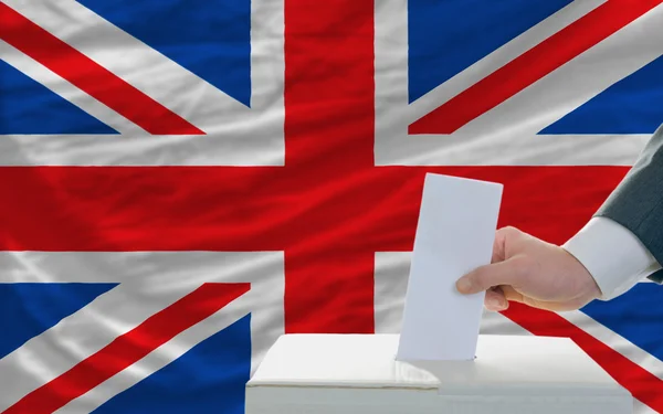 Człowiek głosowania w wyborach w Wielkiej Brytanii — Zdjęcie stockowe