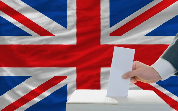 Mann stimmt über Wahlen in Großbritannien ab — Stockfoto