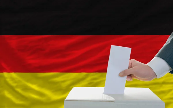 Mann stimmt über Wahlen in Deutschland ab — Stockfoto