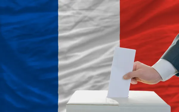Homem vota nas eleições na França — Fotografia de Stock