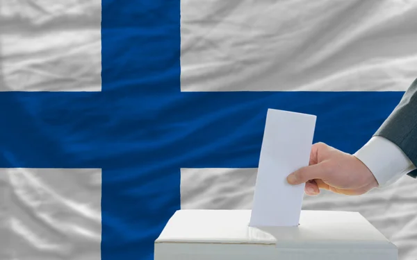 Hombre votando por elecciones en Finlandia — Foto de Stock