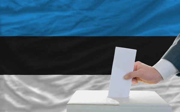 Homem votando nas eleições na estônia — Fotografia de Stock